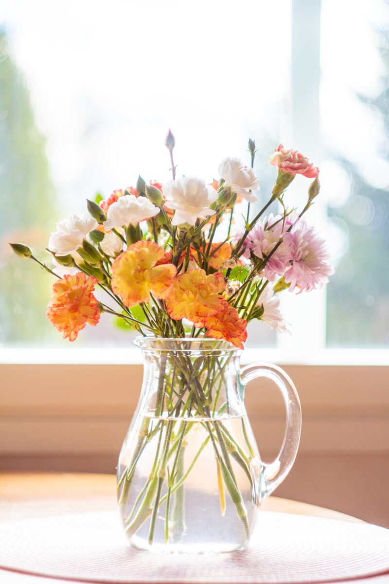 簡単】花瓶の代わりに家にあるもので花束をおしゃれに飾る２つの方法